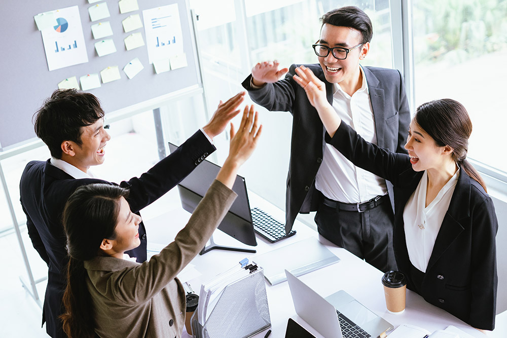 front desk staff and a customer shaking hands (PlatoForms for Hospitality Industry)